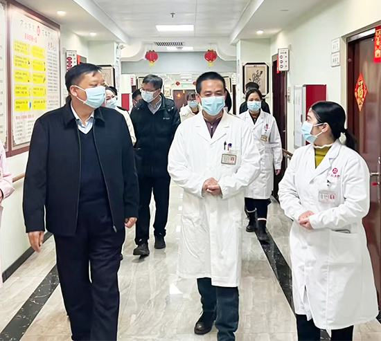 蒋海东在养老机构调研了解医护管理情况.jpg 威廉希尔(中国)官方网站